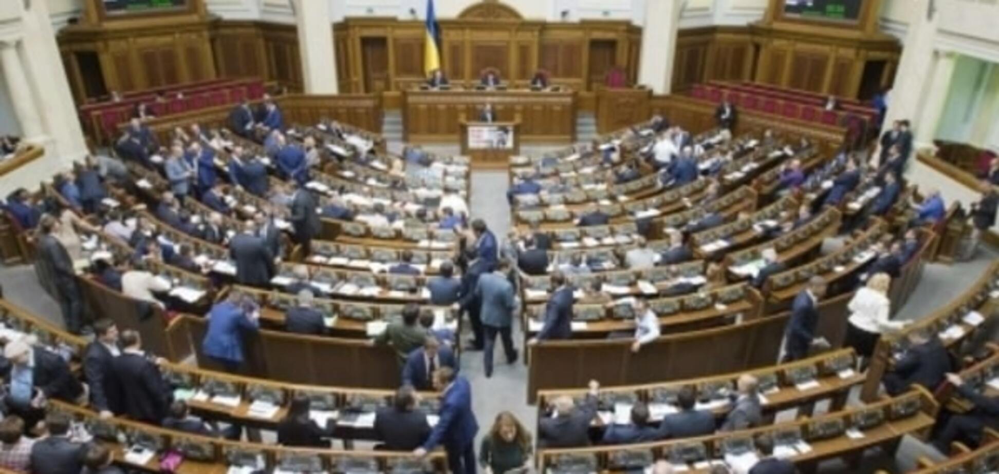 Коалиция несет потери: президентская фракция лишилась трех нардепов