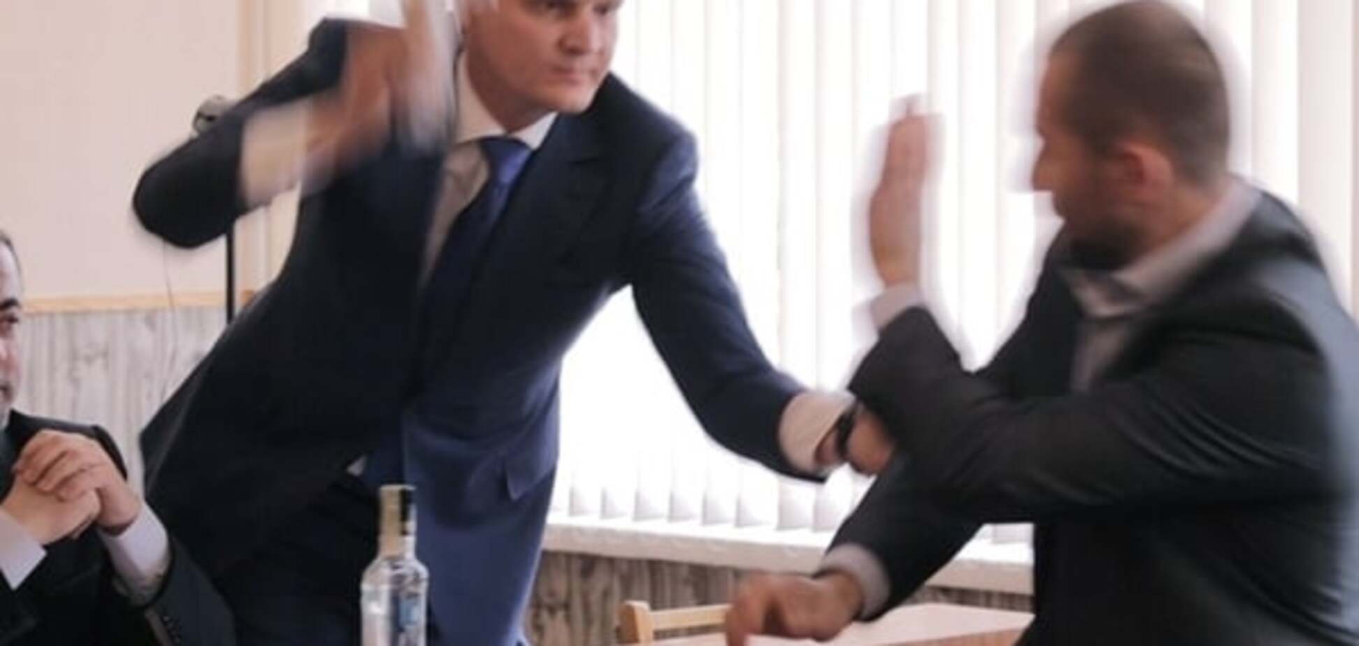 Спасибо, что не бутылкой: нардеп от БПП избил херсонского депутата колбасой