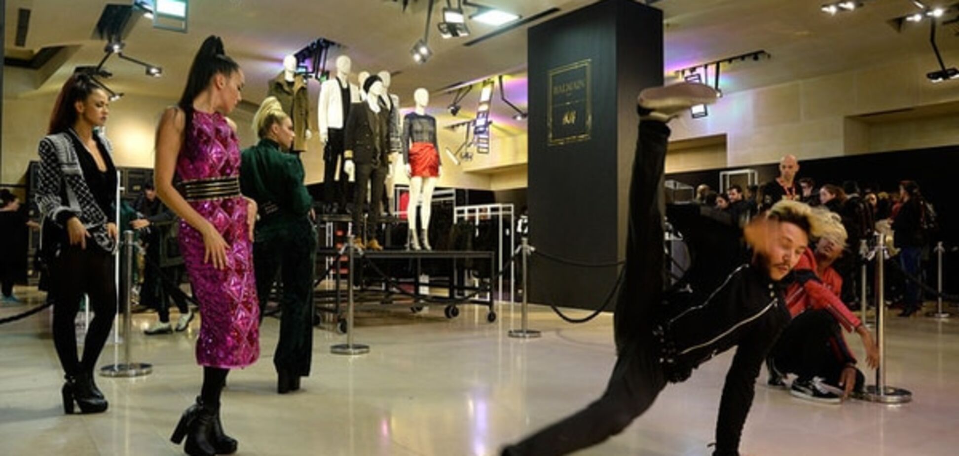 Безумный мир моды: новая коллекция Balmain для H&M вызвала настоящий хаос