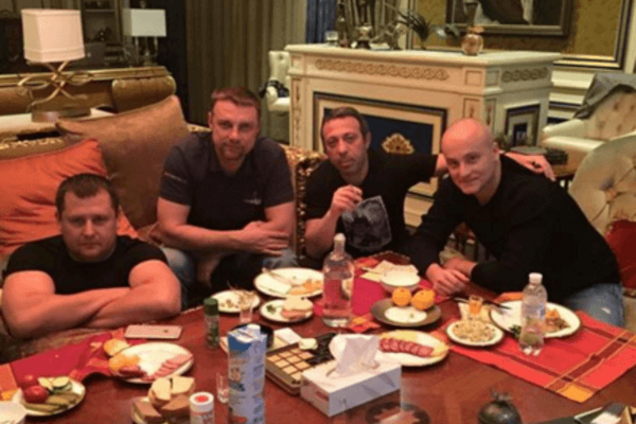 Корбан показал, как проходит его домашний арест: фотофакт