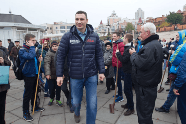 Кличко присоединился к субботнику на Оболони: опубликованы фото