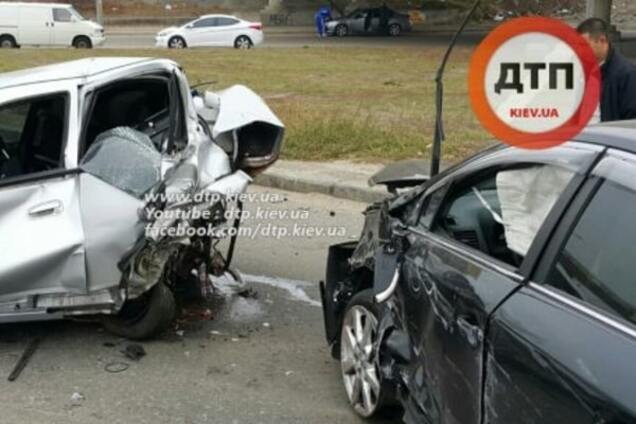 Масштабное ДТП в Киеве: Toyota снесла автокофейню и Geely