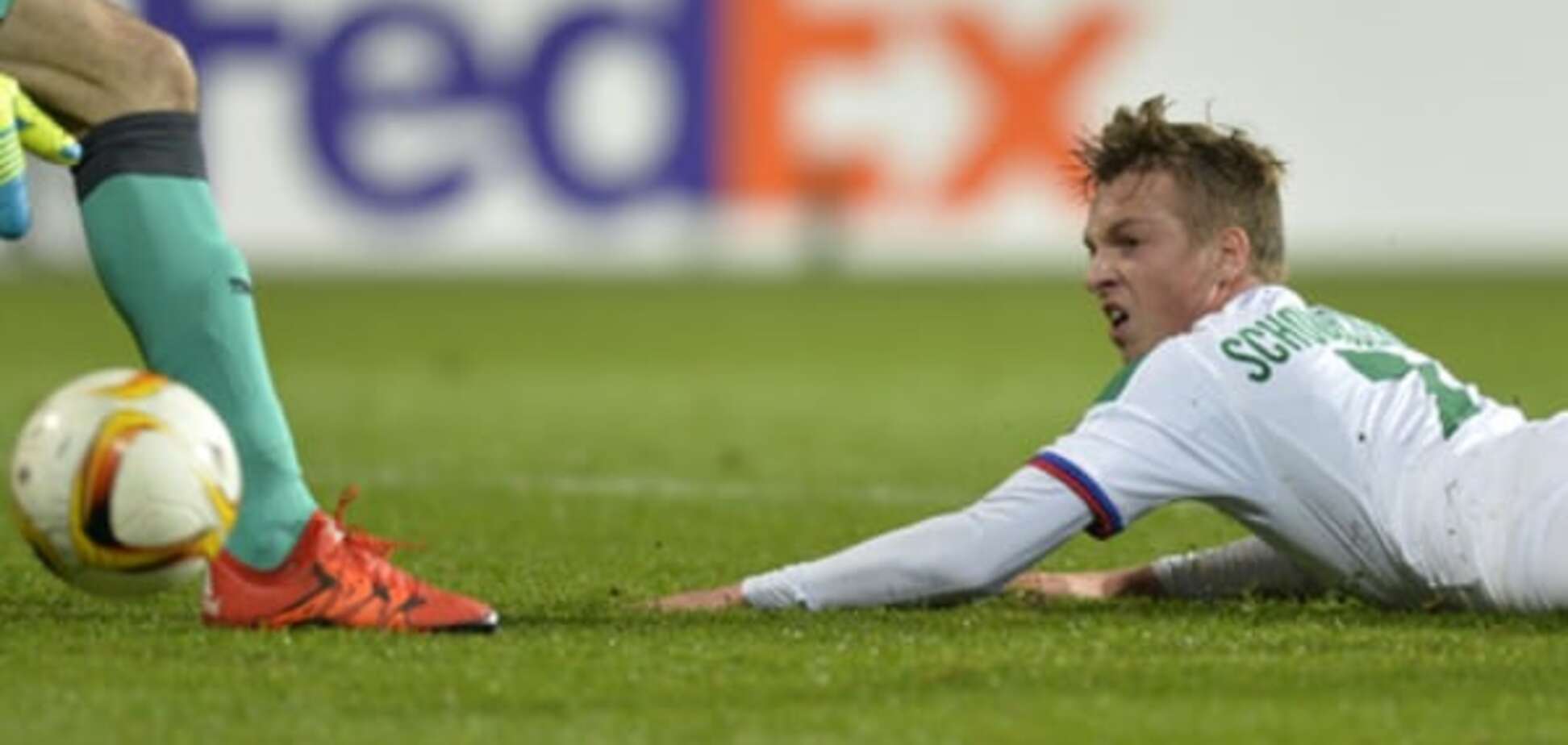 Курьез в Лиге Европы: футболист забил гол, упав на мяч