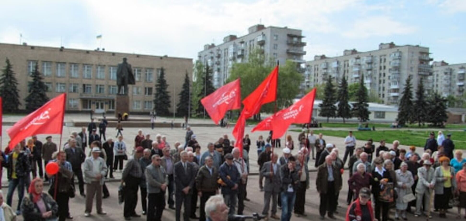 На Сумщине мужчина с пистолетом пытался разогнать митинг коммунистов