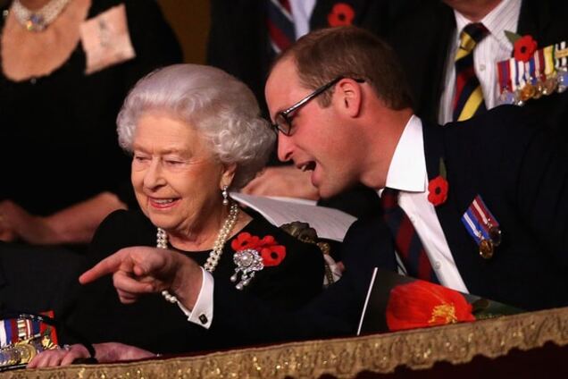 'Рядом с любимым внуком': улыбающуюся Елизавету ІІ засняли на фестивале в Лондоне