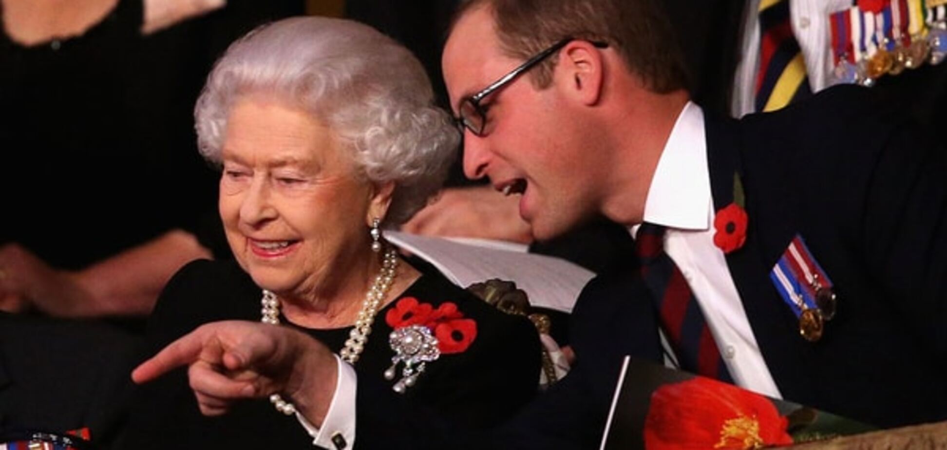 'Поруч з улюбленим онуком': усміхнену Єлизавету ІІ зняли на фестивалі в Лондоні