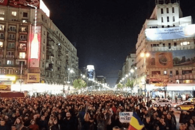 У Бухаресті більше тисячі людей перекрили площу на знак протесту
