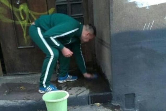 Хлопчик, що пісяє, - по-львівськи: поліція змусила хулігана вимити після себе під'їзд. Фотофакт