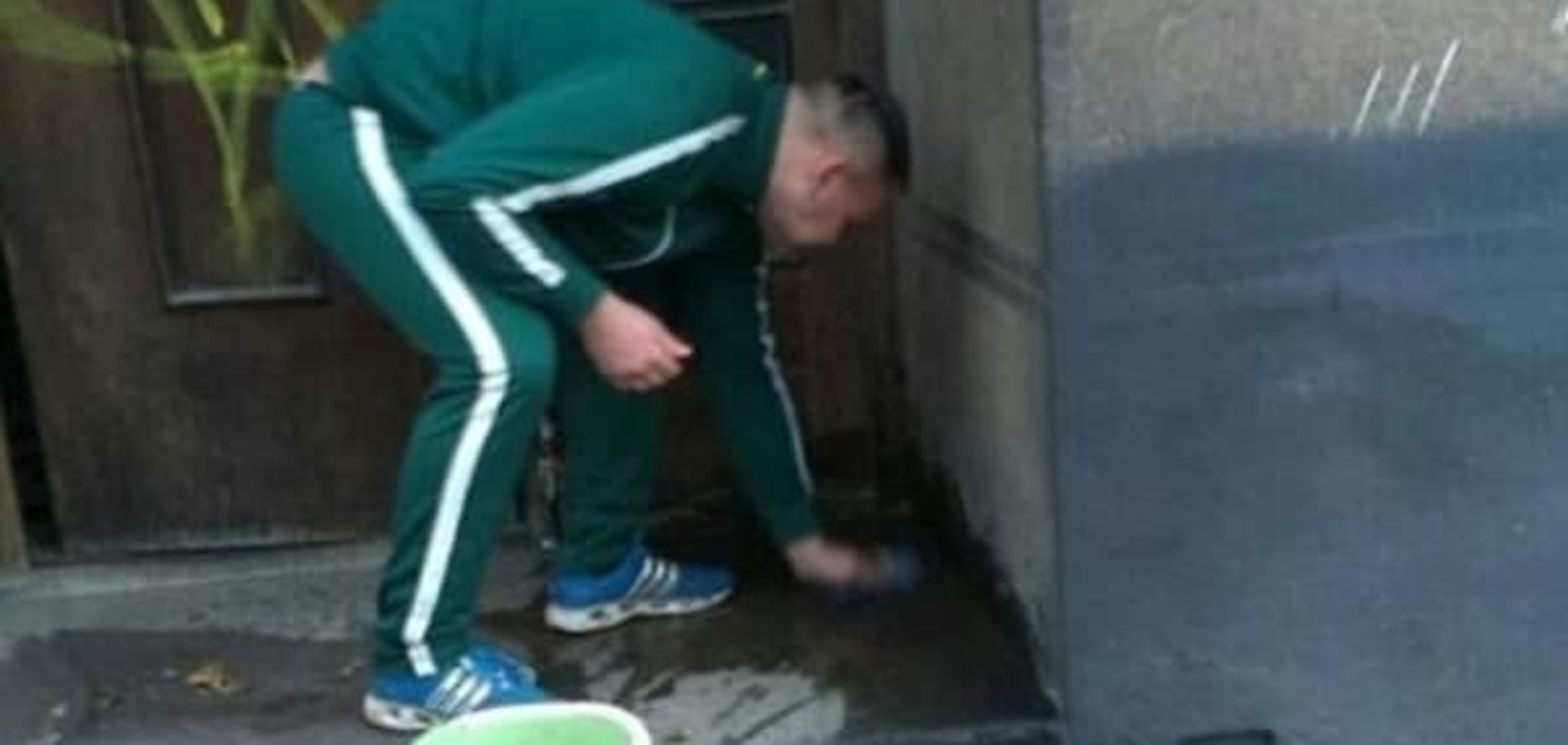 Писающий мальчик по-львовски: полиция заставила хулигана вымыть после себя подъезд. фотофакт 