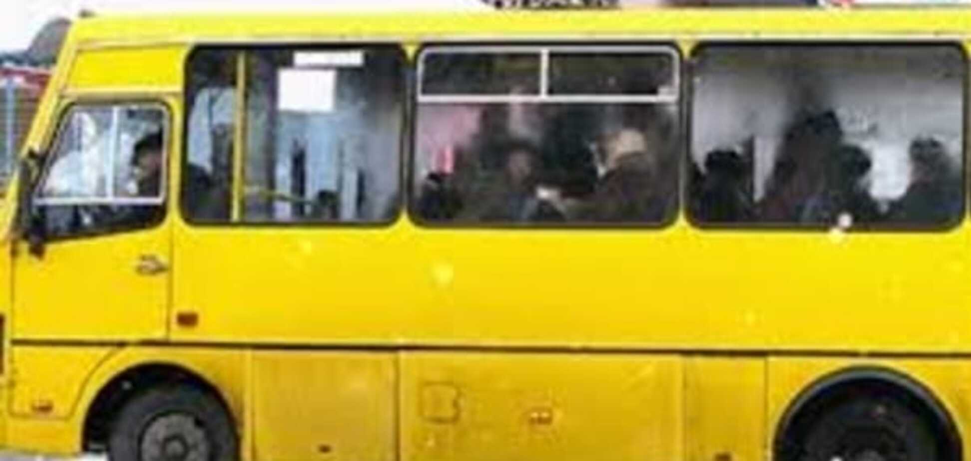 В Киеве из маршрутки выпала пассажирка