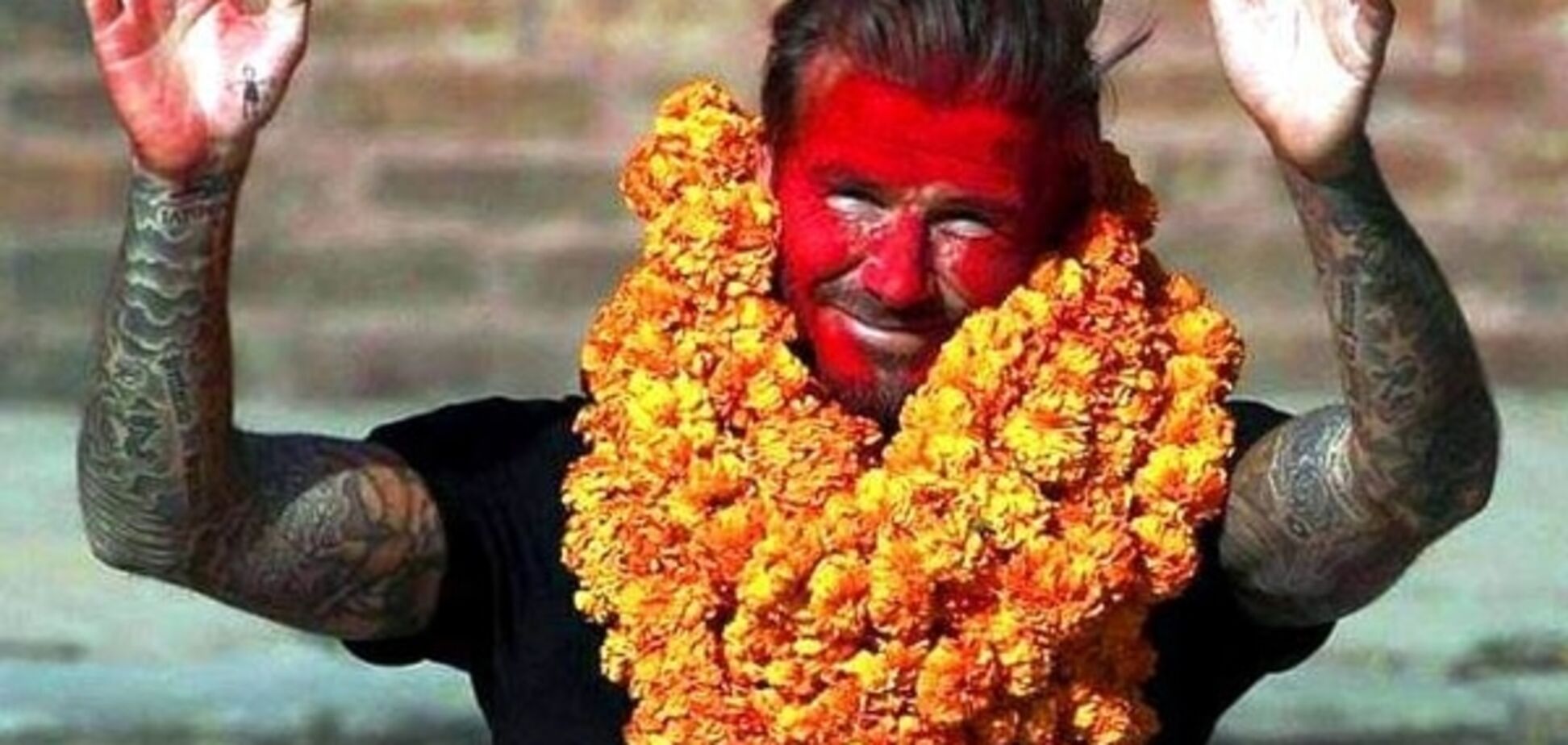 Дэвида Бекхэма покрасили в красный цвет: яркие фото