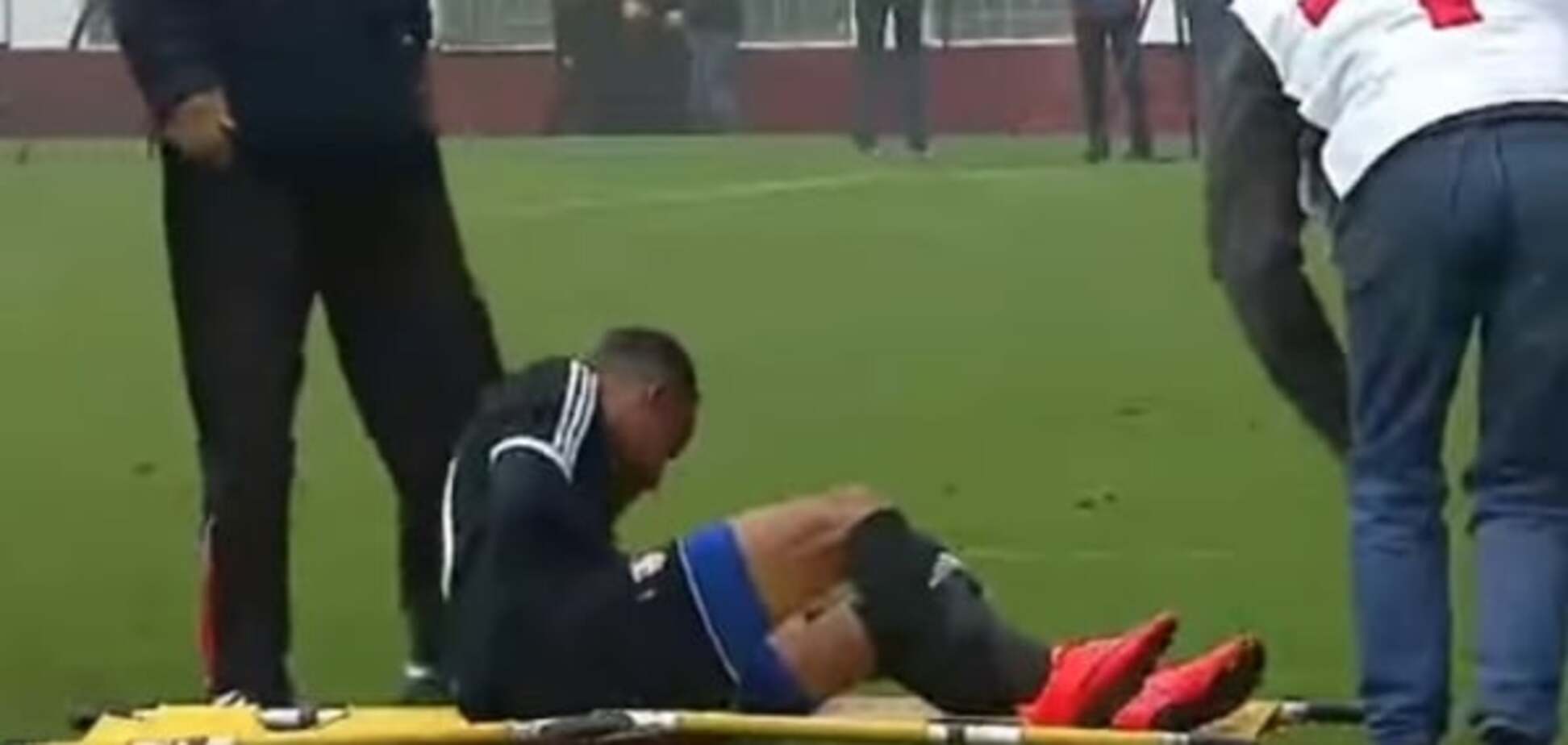 Врачи-убийцы. Медики чуть не угробили футболиста во время матча: видео курьеза