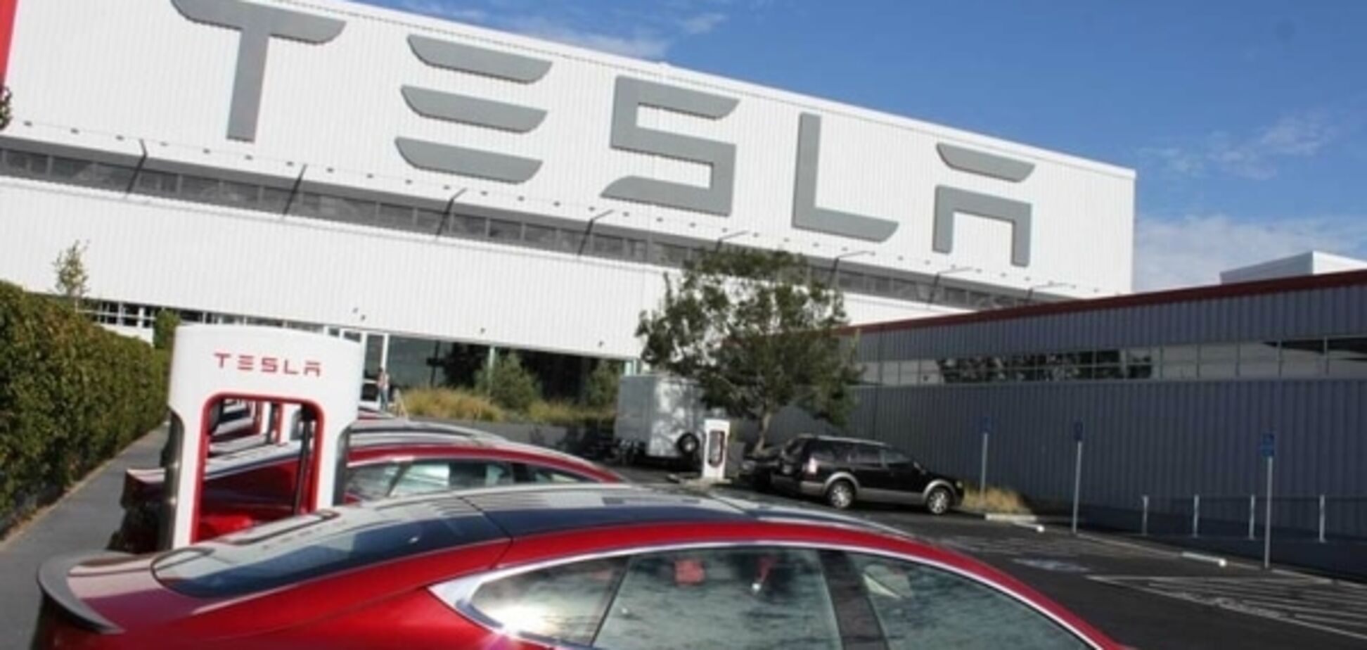 Як збирають автомобіль Tesla: яскравий фоторепортаж