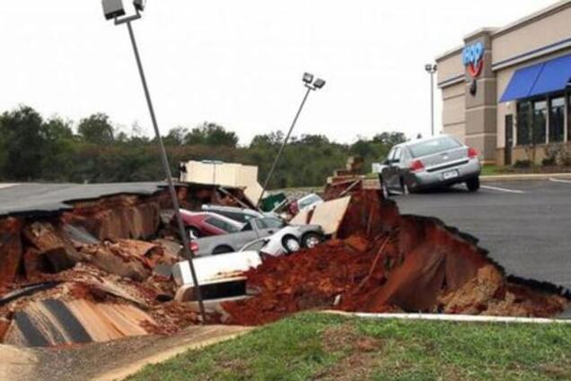 В США десятки авто на парковке загадочно ушли под землю: фотофакт