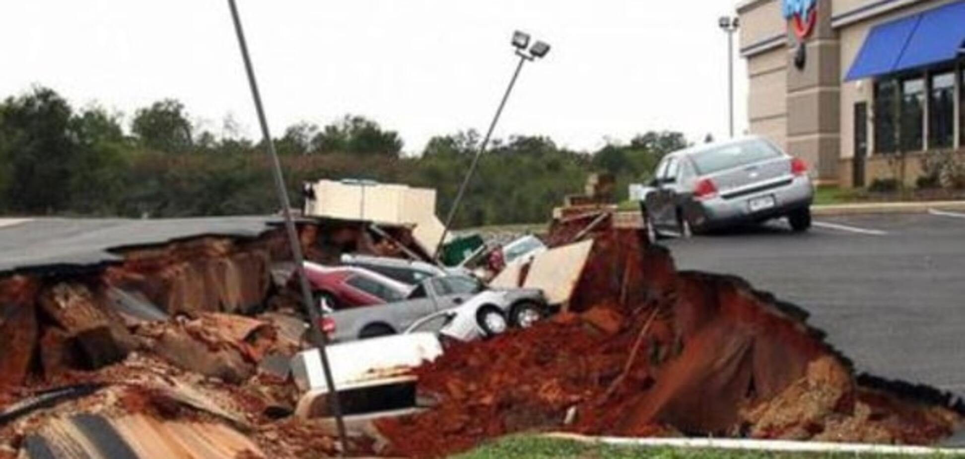 В США десятки авто на парковке загадочно ушли под землю: фотофакт