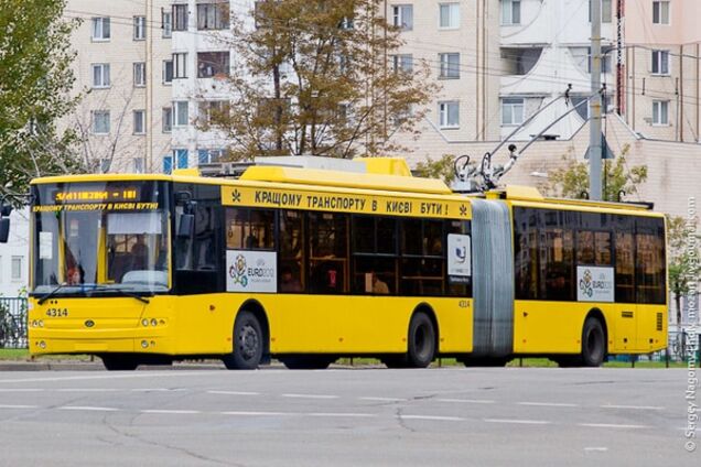 В Киеве водитель троллейбуса наехал на двух пешеходов