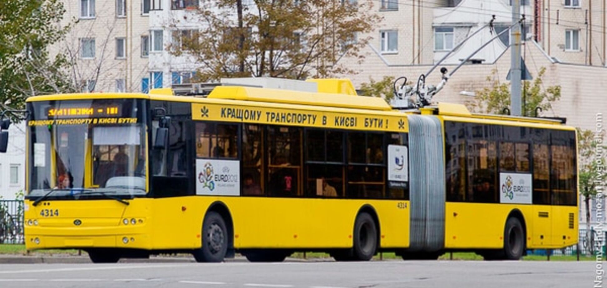 В Киеве водитель троллейбуса наехал на двух пешеходов