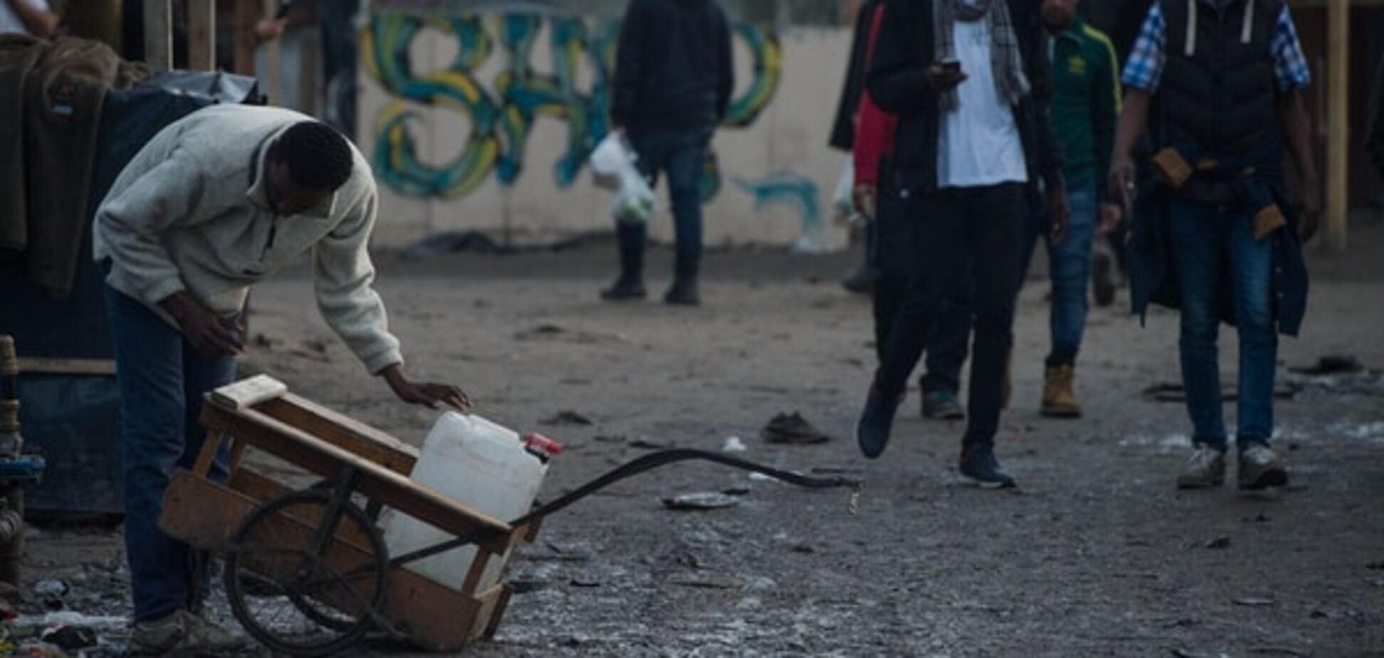 Во Франции конфликт с беженцами усмирили газом и гранатами