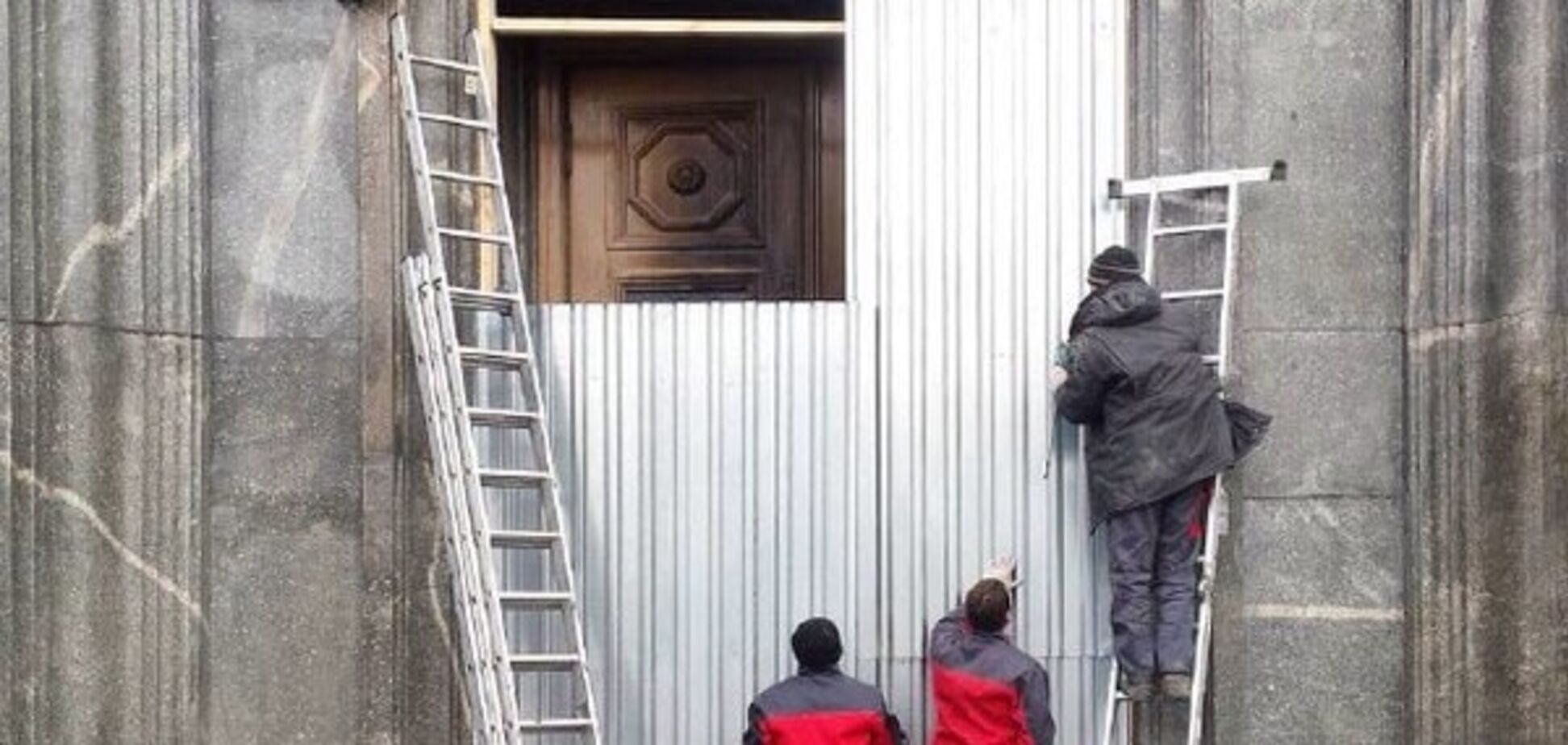 В Москве заколотили вход в ФСБ: опубликовано фото