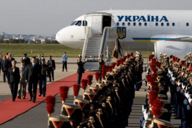 Большая разница: в сети показали, как встречали в Париже Порошенко и Януковича