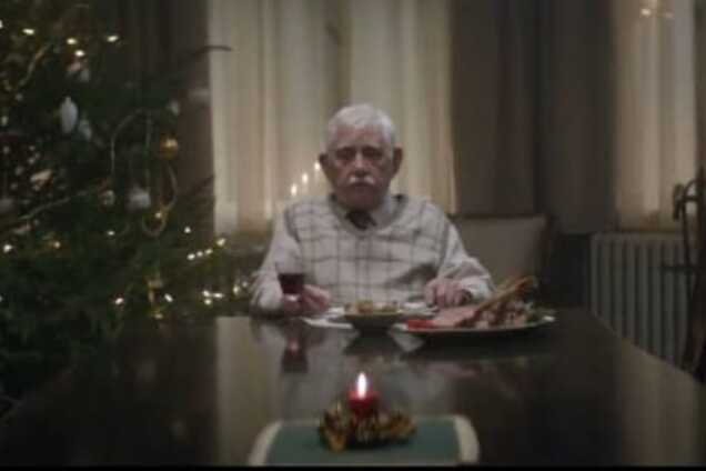 Смертельное одиночество: сеть покорило видео с дедушкой, который нашел способ собрать всю семью на Рождество