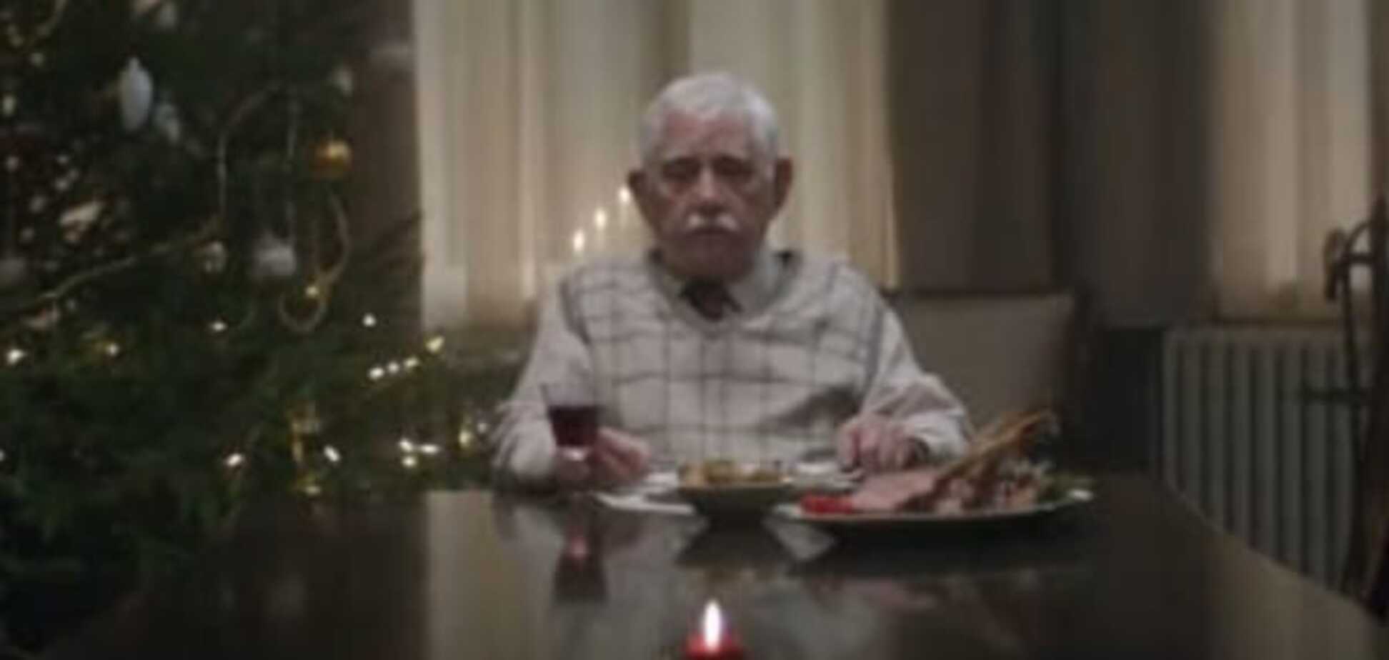 Смертельное одиночество: сеть покорило видео с дедушкой, который нашел способ собрать всю семью на Рождество