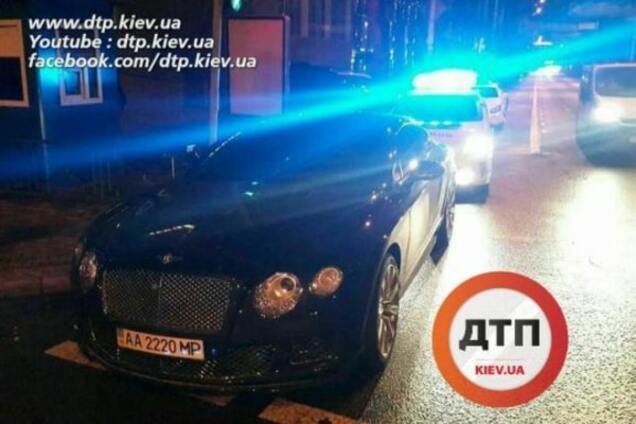 У Києві поліція евакуювала 'Бентлі' автохама