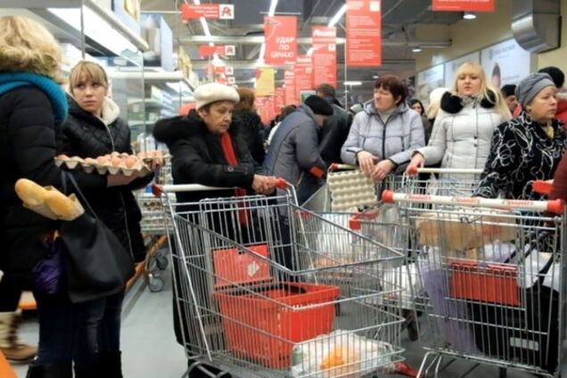 В киевском супермаркете покупатели устроили драку за дешевые яйца: опубликованы фото и видео