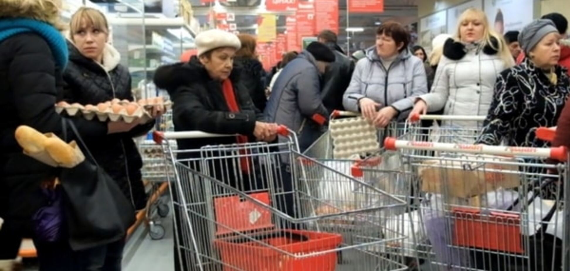 В киевском супермаркете покупатели устроили драку за дешевые яйца: опубликованы фото и видео