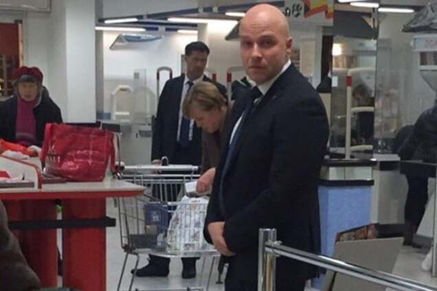 Фрау с 'баулами': Меркель застукали в супермаркете. Фотофакт
