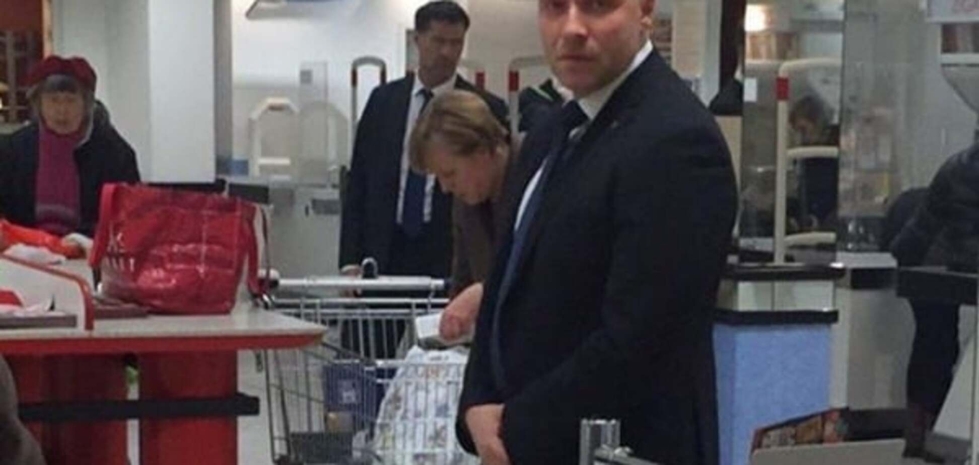 Фрау с 'баулами': Меркель застукали в супермаркете. Фотофакт