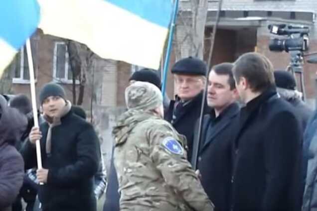 'Завтра замість нього ще щось всуне': мер Слов'янська відмовився від прапора України. Відеофакт
