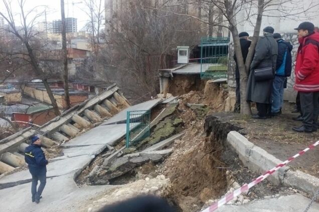 В Киеве произошел масштабный оползень: все подробности