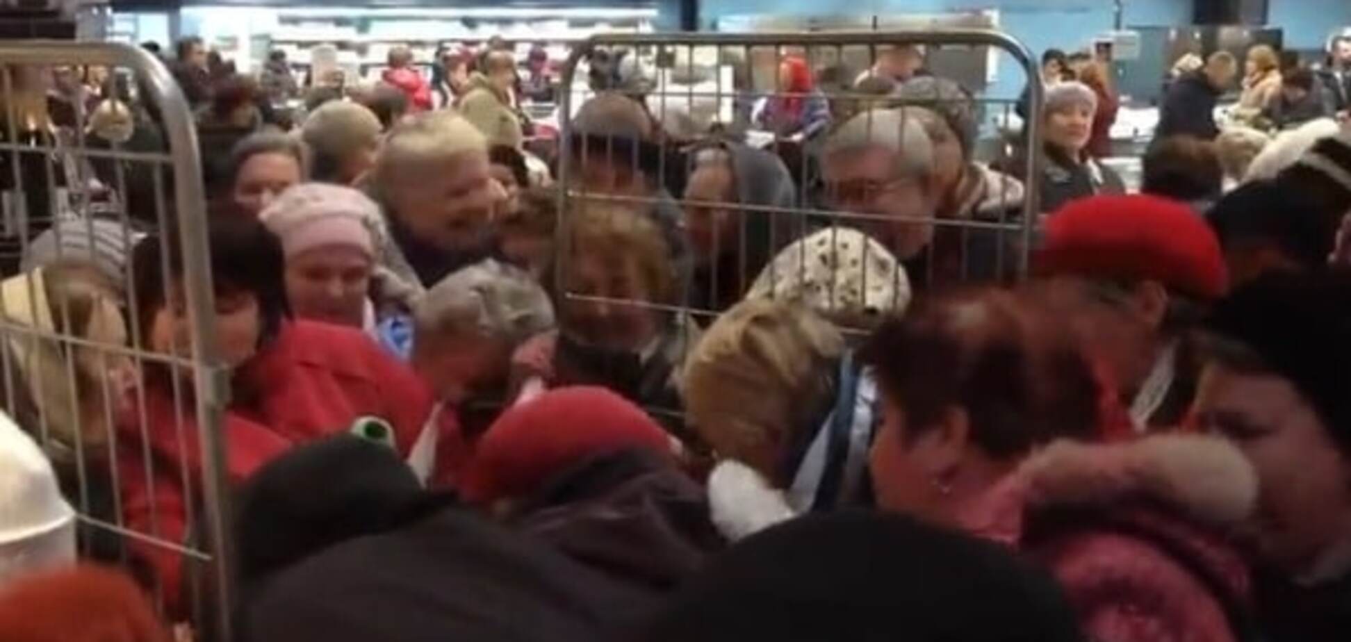 В киевском гипермаркете толпа пенсионеров в давке хватала дешевую рыбу: видеофакт