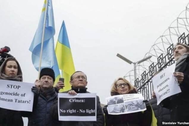 В Киеве крымчане и переселенцы устроили митинг под посольством России