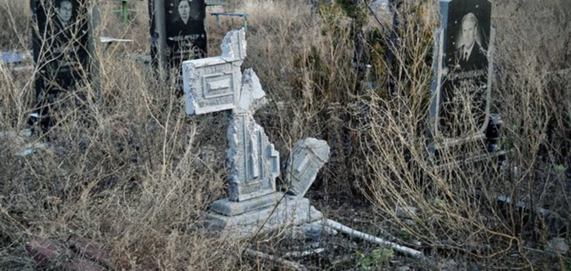 Там тоже 'хунта': журналисты показали обстрелянное террористами кладбище