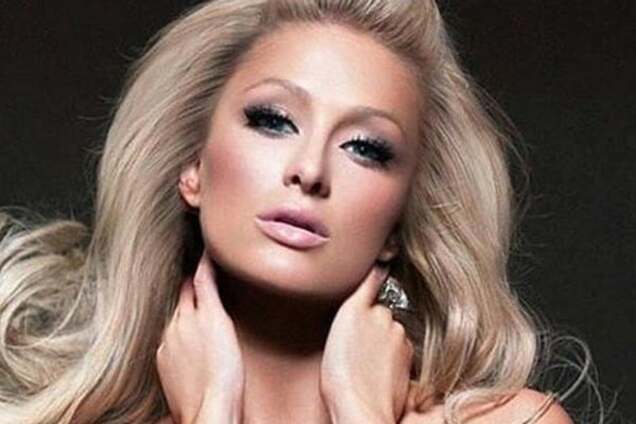 Пэрис Хилтон позировала в необычном платье без бретелек