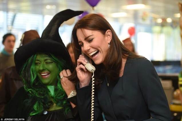 Кейт Миддлтон побывала в гостях у брокеров: ведьмы, пинг-понг и мужчины без штанов