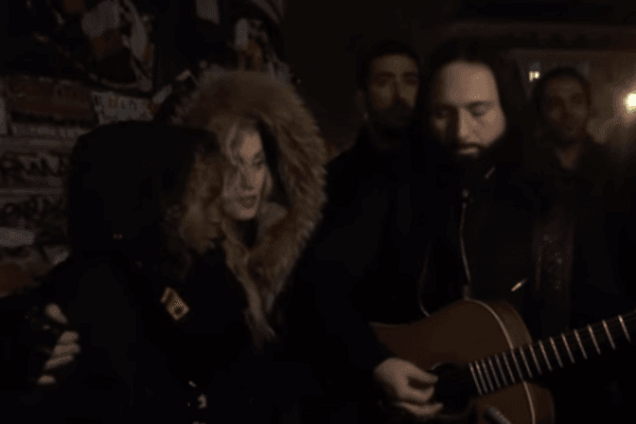 Мадонна почтила память жертв в Париже импровизированным концертом