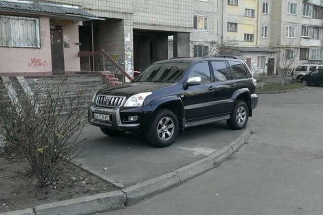 Герой парковки: в Киеве горе-водитель остановился в шаге от дома