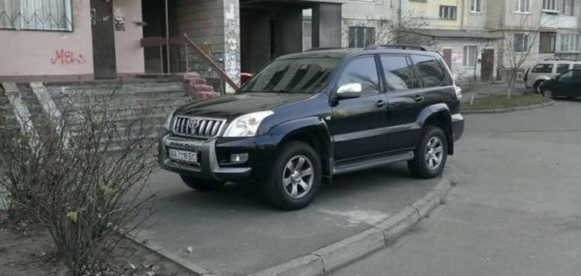 Герой парковки: в Киеве горе-водитель остановился в шаге от дома