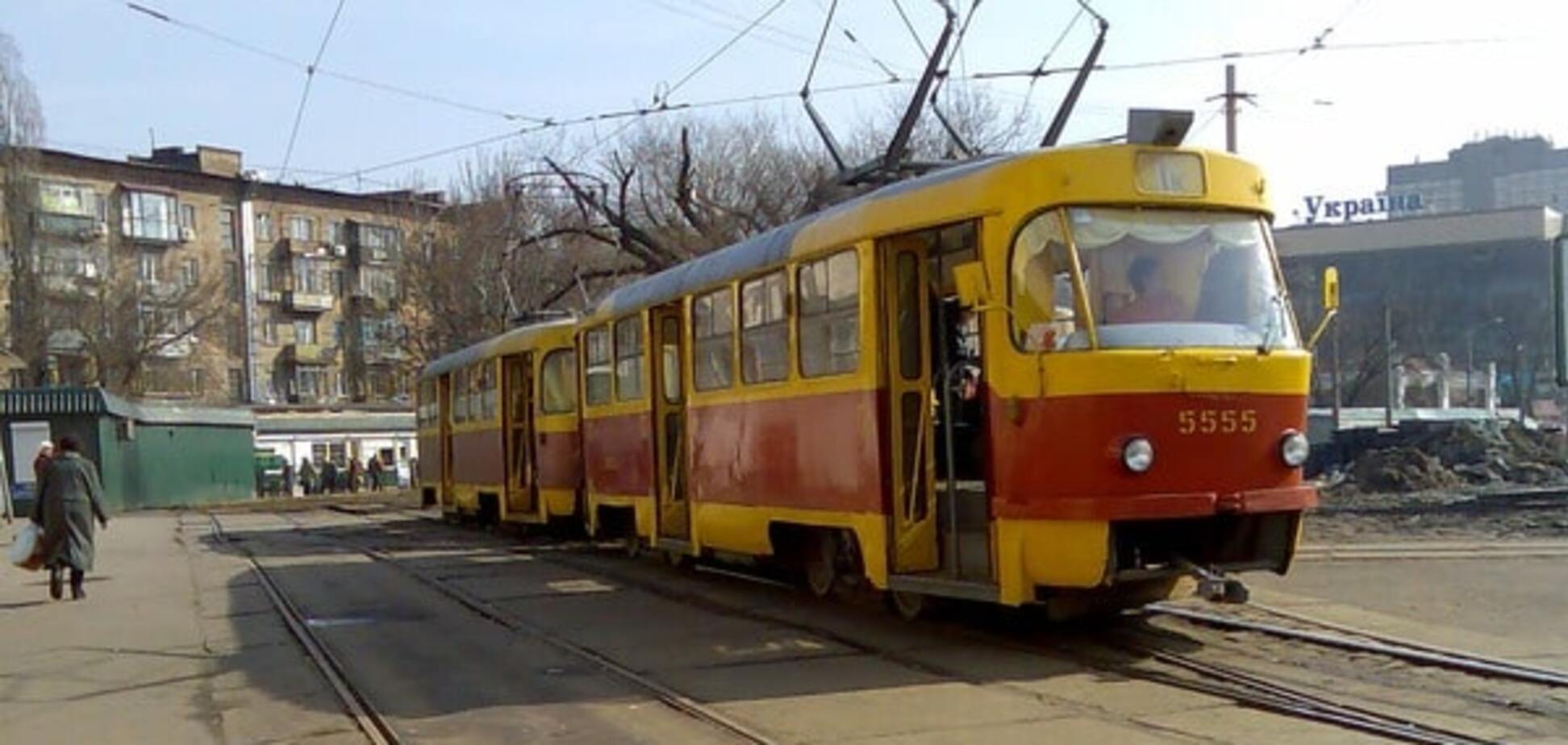 В Киеве автомобиль врезался в трамвай с пассажирами