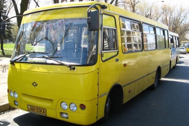 В Киеве маршрутка протащила по асфальту пассажира