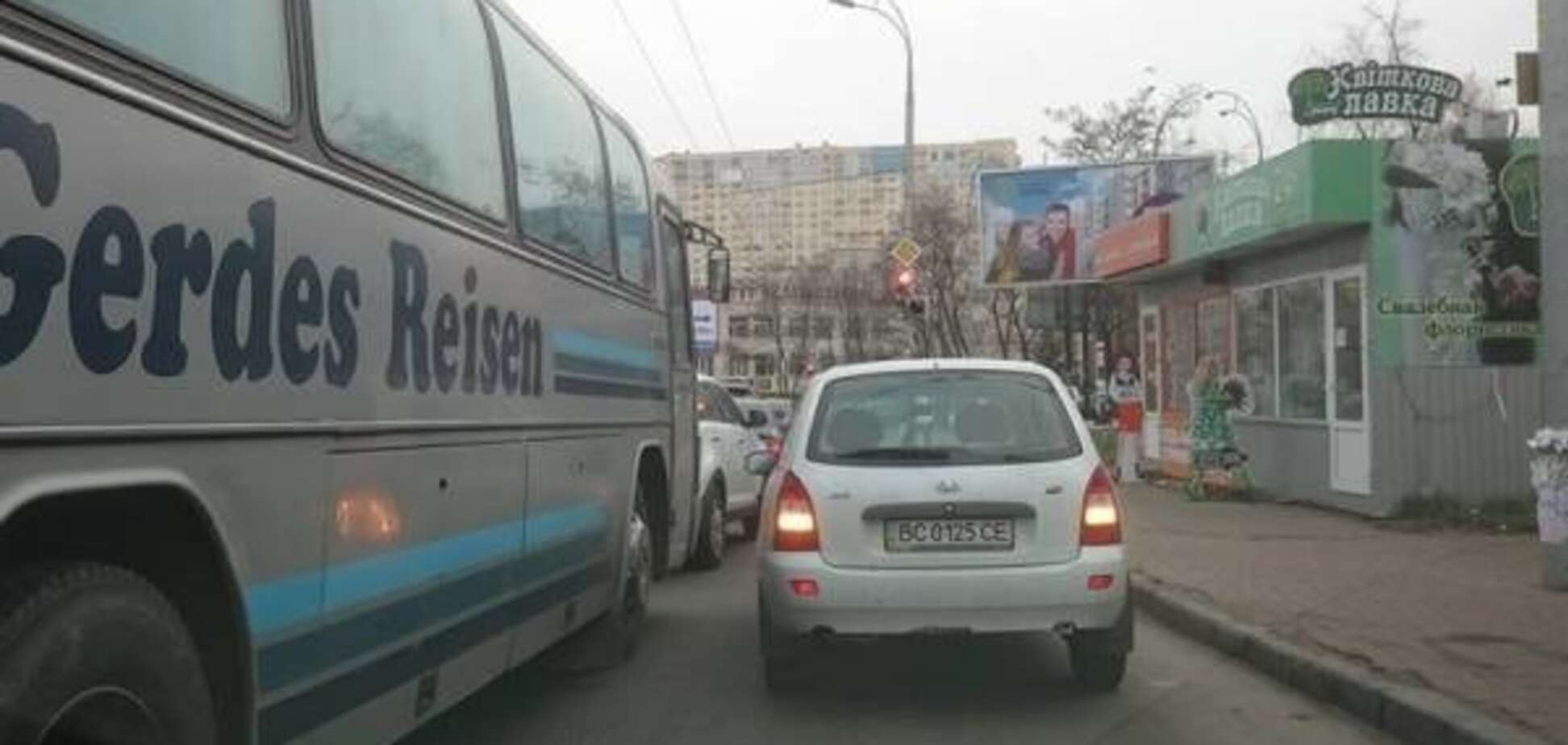 В Киеве 'герой парковки' бросил авто прямо на светофоре