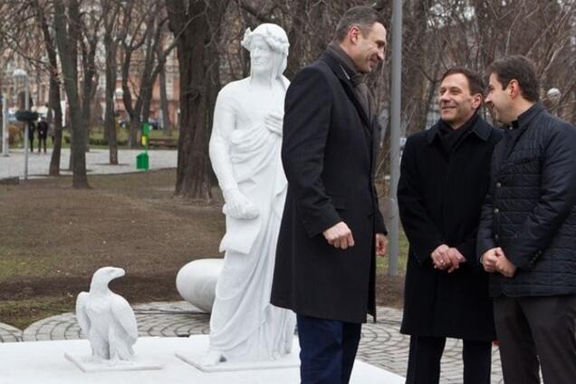 В Киеве открыли поврежденный накануне памятник с орлом: птица уже с головой