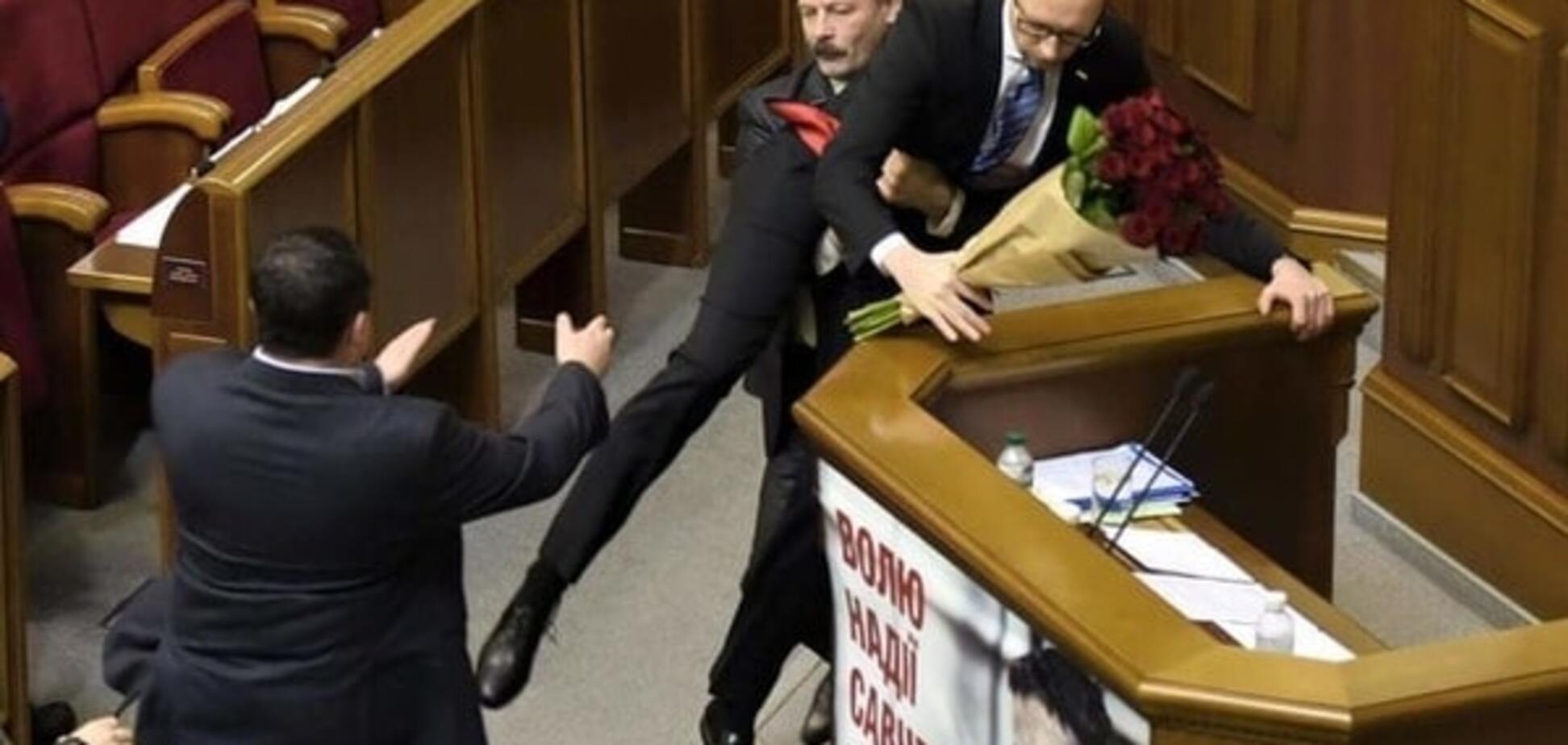 Соцсети откликнулись на 'вынос' Яценюка из-за трибуны Рады: лучшие фотожабы