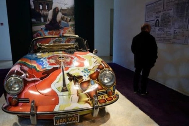 Психоделический Porsche легендарной певицы пустили с молотка за $1,8 млн