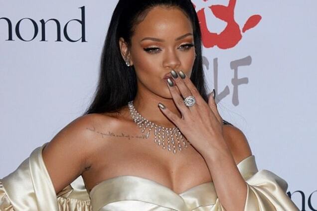 Рианна поразила публику элегантным и женственным образом