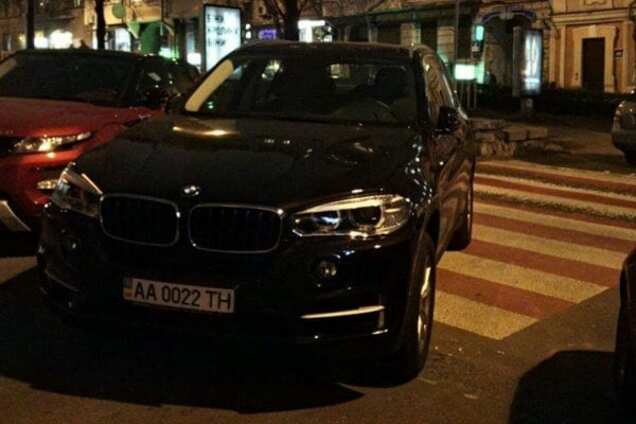 'Герой парковки': в Киеве водитель BMW оставил авто на переходе