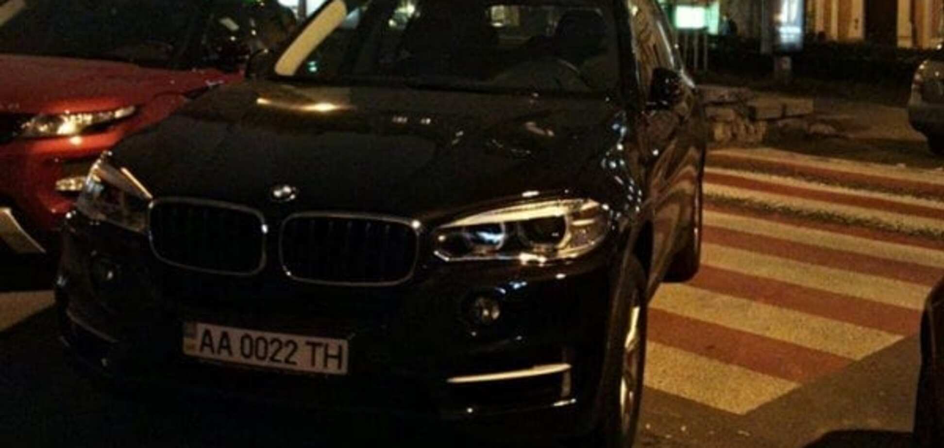 'Герой парковки': в Киеве водитель BMW оставил авто на переходе